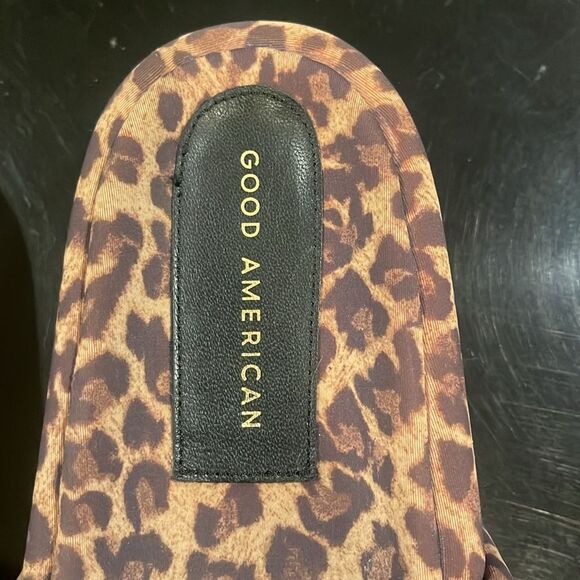 Good American Chain Platform Slide Sandal Leopard
Size 7 1/2 - Picture 6 of 12